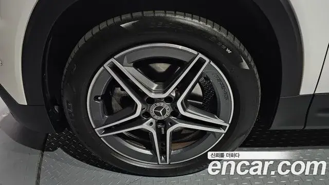 Mercedes-Benz GLB-Class 2022 — ფოტო 17/20