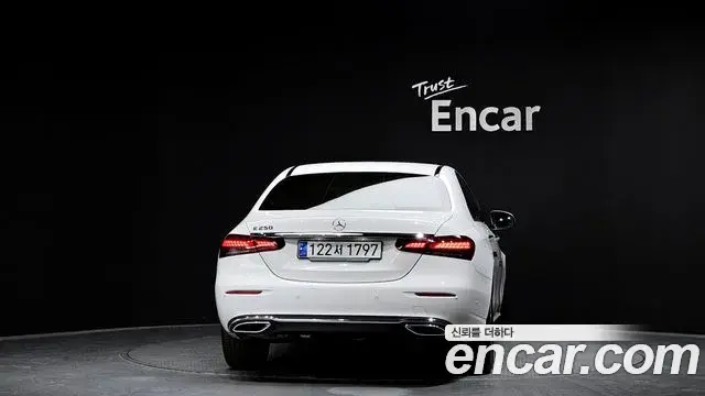 Mercedes-Benz E-Class 2023 — Фото 4/20