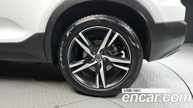 Volvo XC40 2020 — Şəkil 18/19
