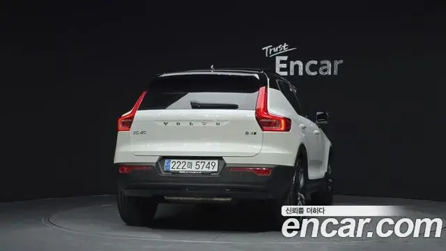 Volvo XC40 2020 — Фото 4/20