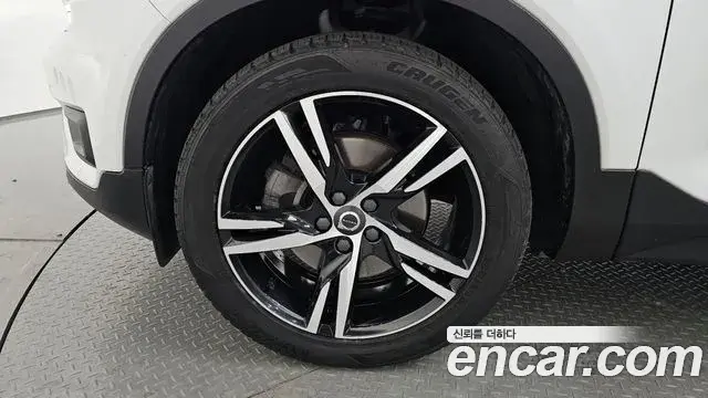 Volvo XC40 2020 — Şəkil 13/20