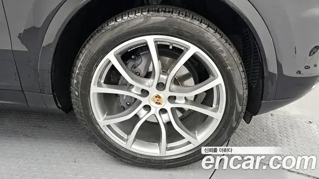 Porsche Cayenne 2021 — ფოტო 9/20