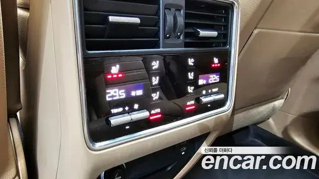 Porsche Cayenne 2021 — ფოტო 8/20