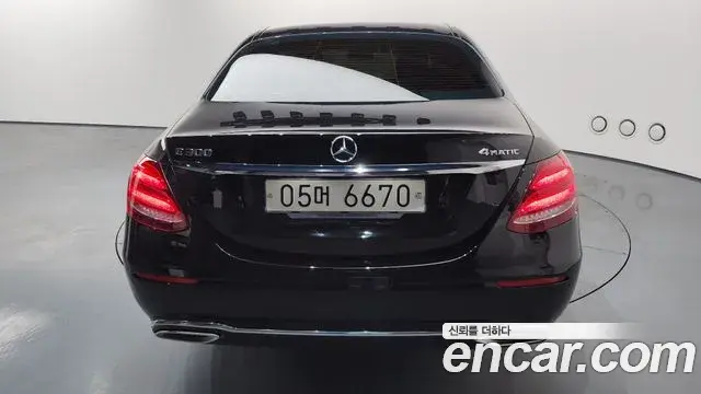 Mercedes-Benz E-Class 2018 — Photo 9/20