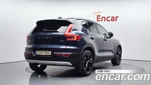 Volvo XC40 2021 — Фото 2/20