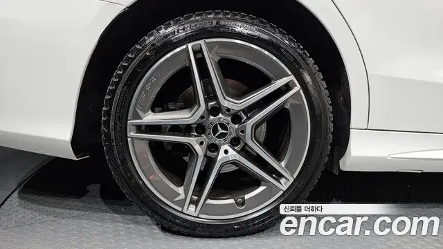 Mercedes-Benz C-Class 2019 — ფოტო 8/20