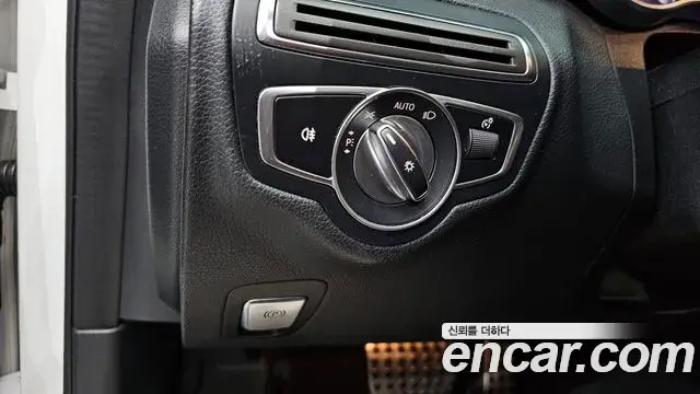 Mercedes-Benz C-Class 2019 — ფოტო 5/20