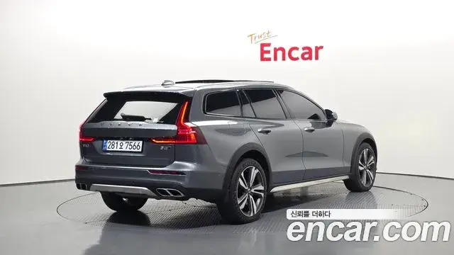 Volvo V60 Cross Country 2020 — Фото 2/20
