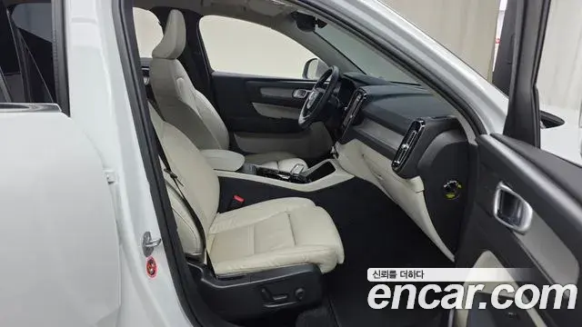 Volvo XC40 2022 — Фото 11/20