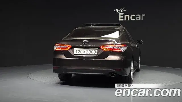 Toyota Camry 2019 — Şəkil 19/20