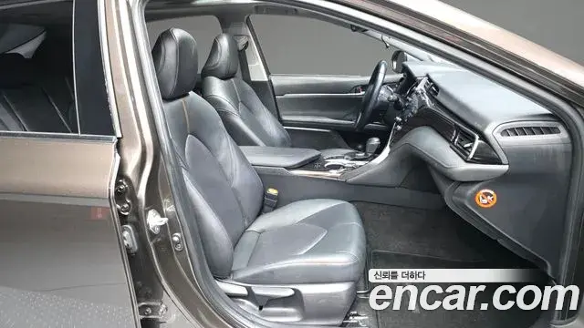 Toyota Camry 2019 — Şəkil 12/20