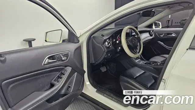 Mercedes-Benz GLA-Class 2018 — Photo 12/20
