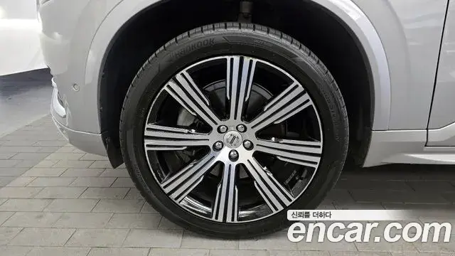 Volvo XC90 2023 — ფოტო 8/20