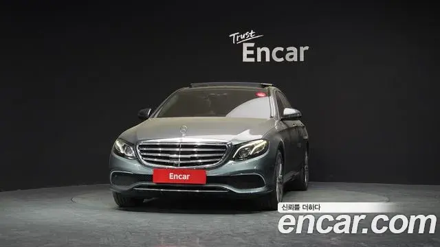 Mercedes-Benz E-Class 2019 — Photo 8/20
