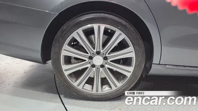 Mercedes-Benz E-Class 2019 — Photo 1/20