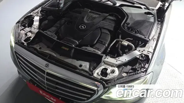 Mercedes-Benz E-Class 2019 — Photo 9/20