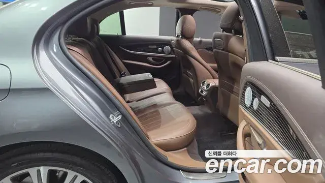 Mercedes-Benz E-Class 2019 — Photo 17/20