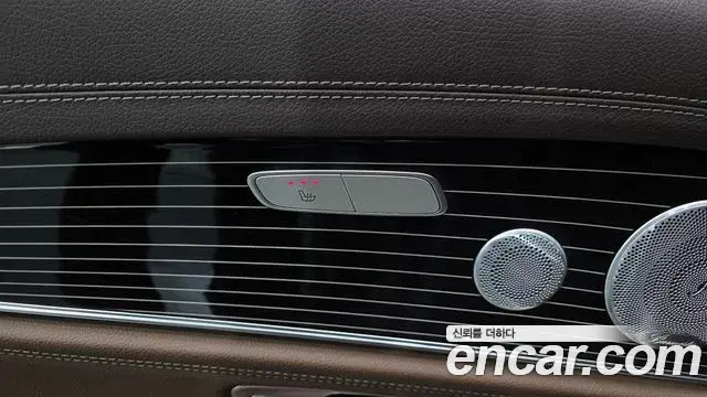 Mercedes-Benz E-Class 2019 — Photo 13/20