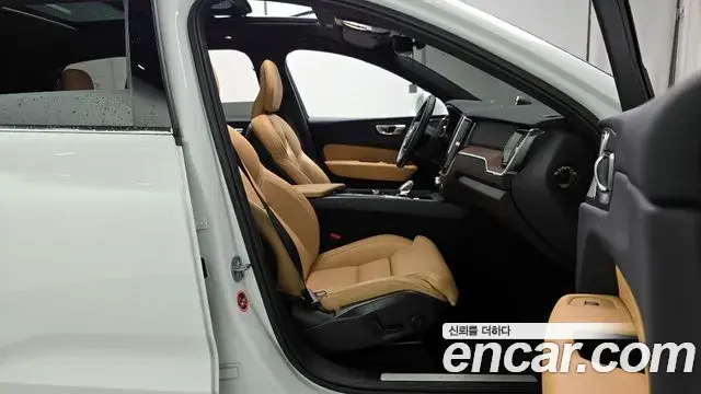 Volvo XC60 2023 — Şəkil 9/32