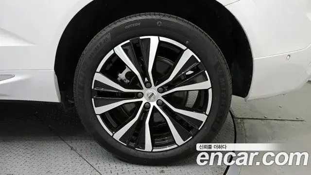 Volvo XC60 2023 — Şəkil 15/32