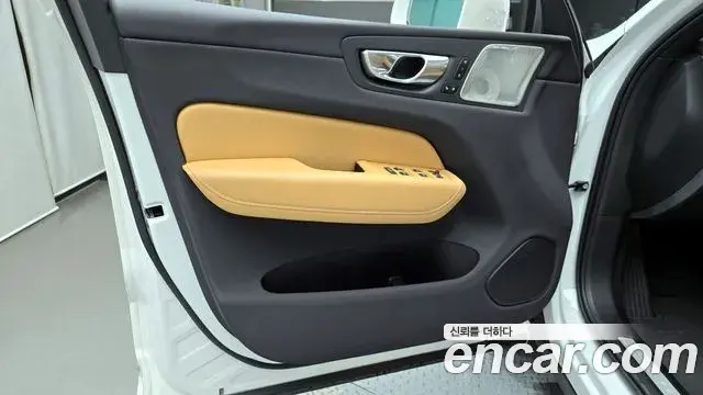 Volvo XC60 2023 — Şəkil 14/32