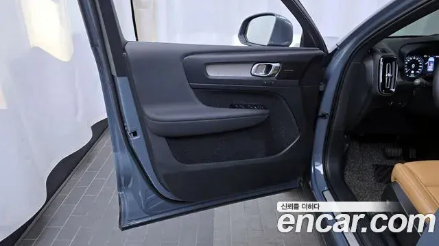 Volvo XC40 2021 — Photo 24/34