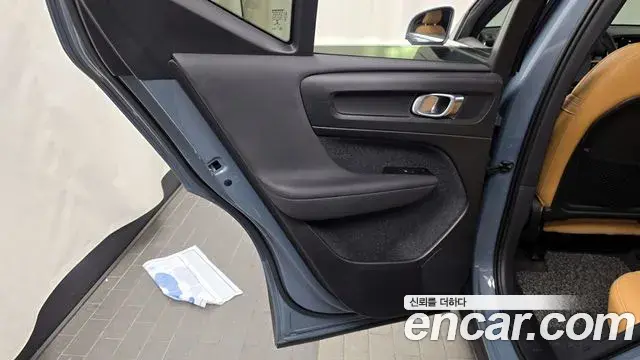 Volvo XC40 2021 — Photo 33/34