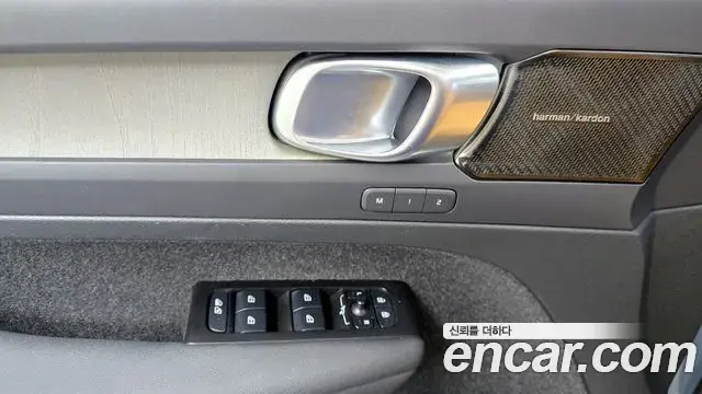 Volvo XC40 2021 — Photo 7/34