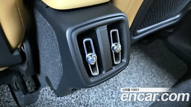 Volvo XC40 2021 — Photo 15/34