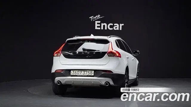 Volvo V40 Cross Country 2019 — Photo 18/20