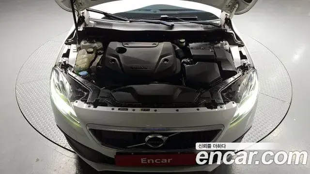 Volvo V40 Cross Country 2019 — Photo 2/20