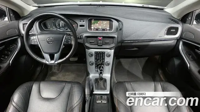 Volvo V40 Cross Country 2019 — Photo 1/20