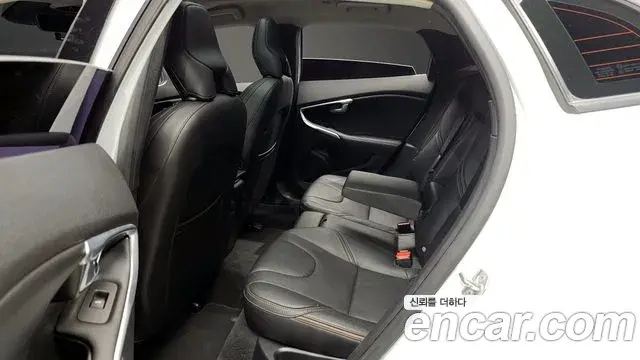 Volvo V40 Cross Country 2019 — Photo 11/20