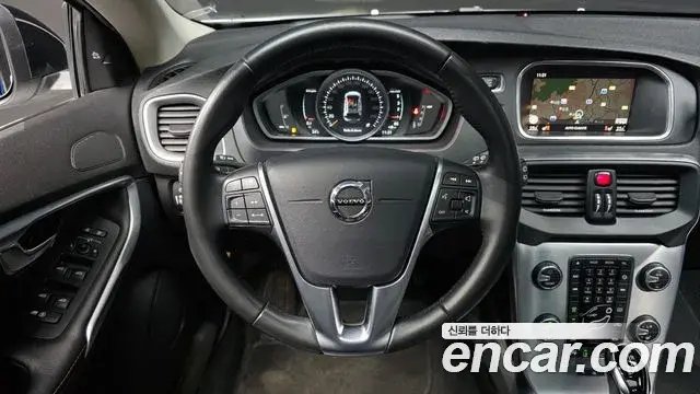 Volvo V40 Cross Country 2019 — Photo 7/20