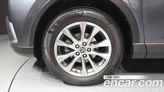Toyota RAV4 2018 — Фото 5/20