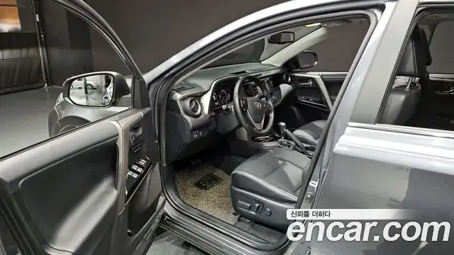 Toyota RAV4 2018 — Фото 10/20