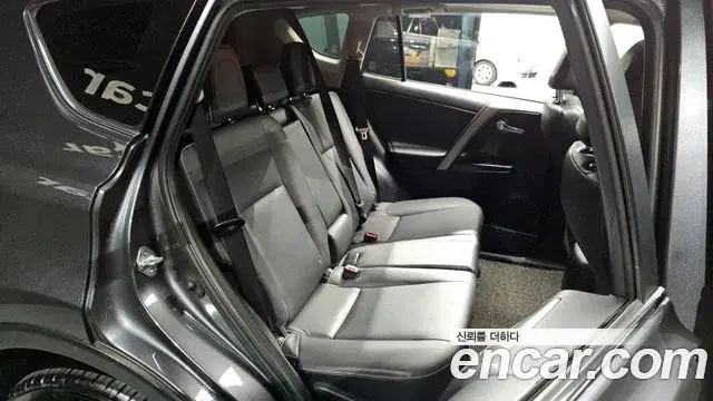 Toyota RAV4 2018 — Фото 11/20