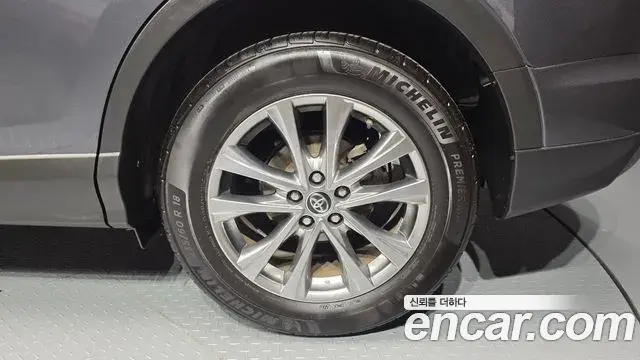 Toyota RAV4 2018 — Photo 8/33
