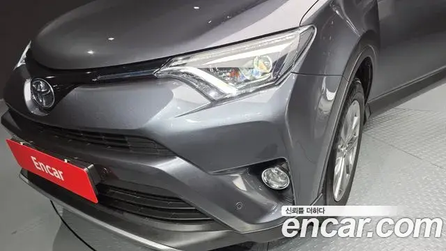 Toyota RAV4 2018 — Photo 26/33