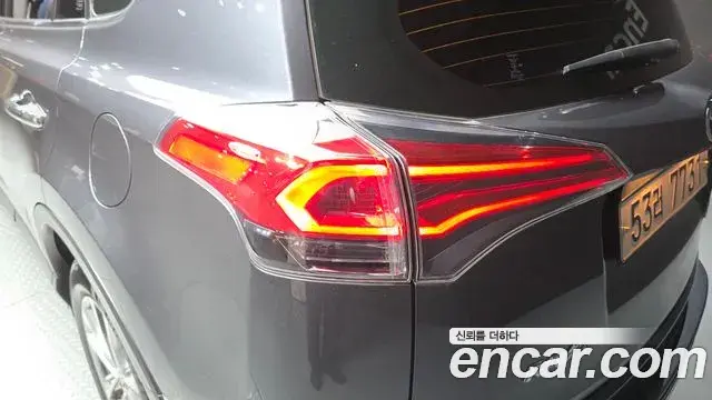 Toyota RAV4 2018 — Photo 17/33