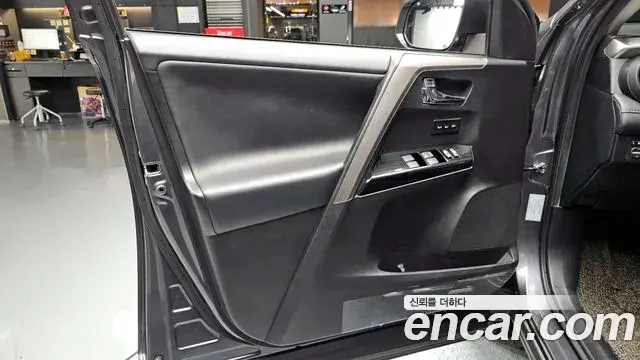 Toyota RAV4 2018 — Photo 24/33