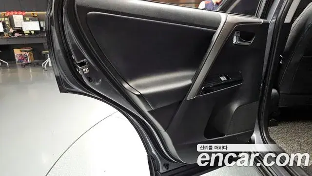 Toyota RAV4 2018 — Photo 19/33