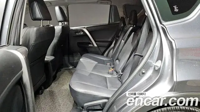 Toyota RAV4 2018 — Photo 4/33