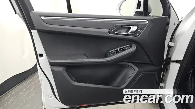 Porsche Macan 2018 — Şəkil 13/32