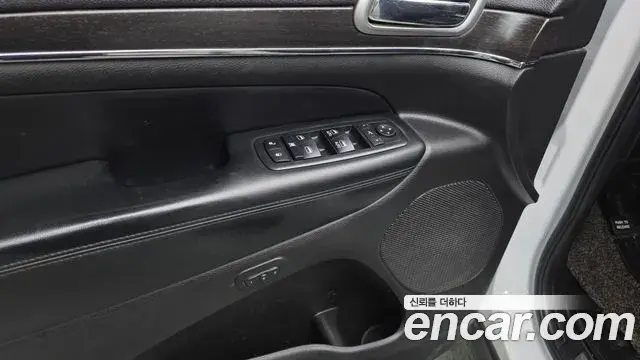 Jeep Grand Cherokee 2018 — Фото 19/20