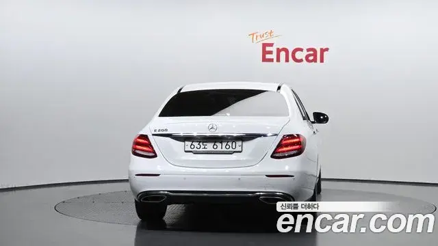 Mercedes-Benz E-Class 2018 — Photo 17/20