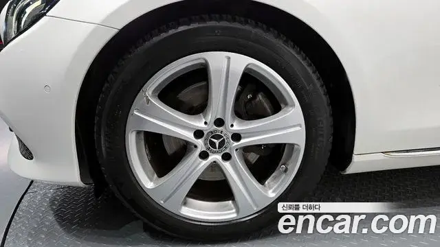 Mercedes-Benz E-Class 2018 — Photo 18/20