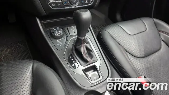 Jeep Cherokee 2021 — Фото 8/20