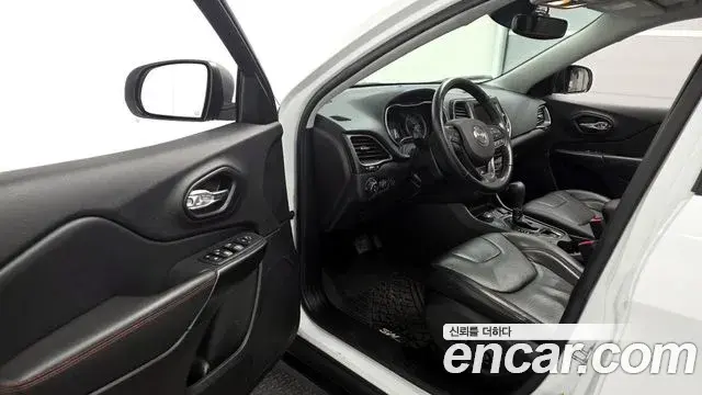 Jeep Cherokee 2021 — Фото 9/20