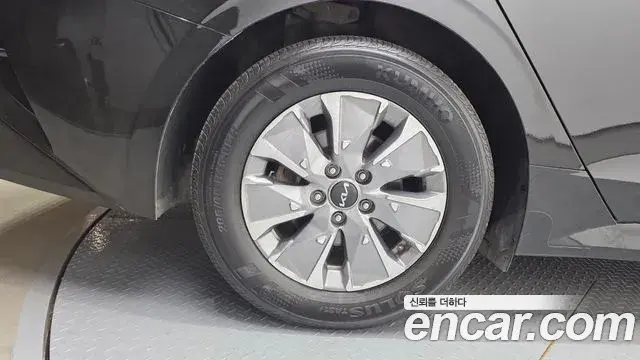 Kia K5 2023 — Şəkil 13/37